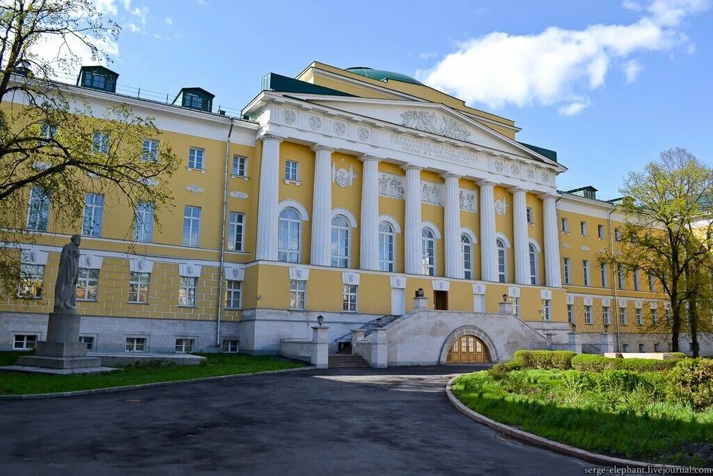 Московский университет 19 век жилярди. Здания факультета журналистики мгу москва. Московский университет имени грибоедова фото. Здание исаа мгу. Московский университет имени грибоедова фото.