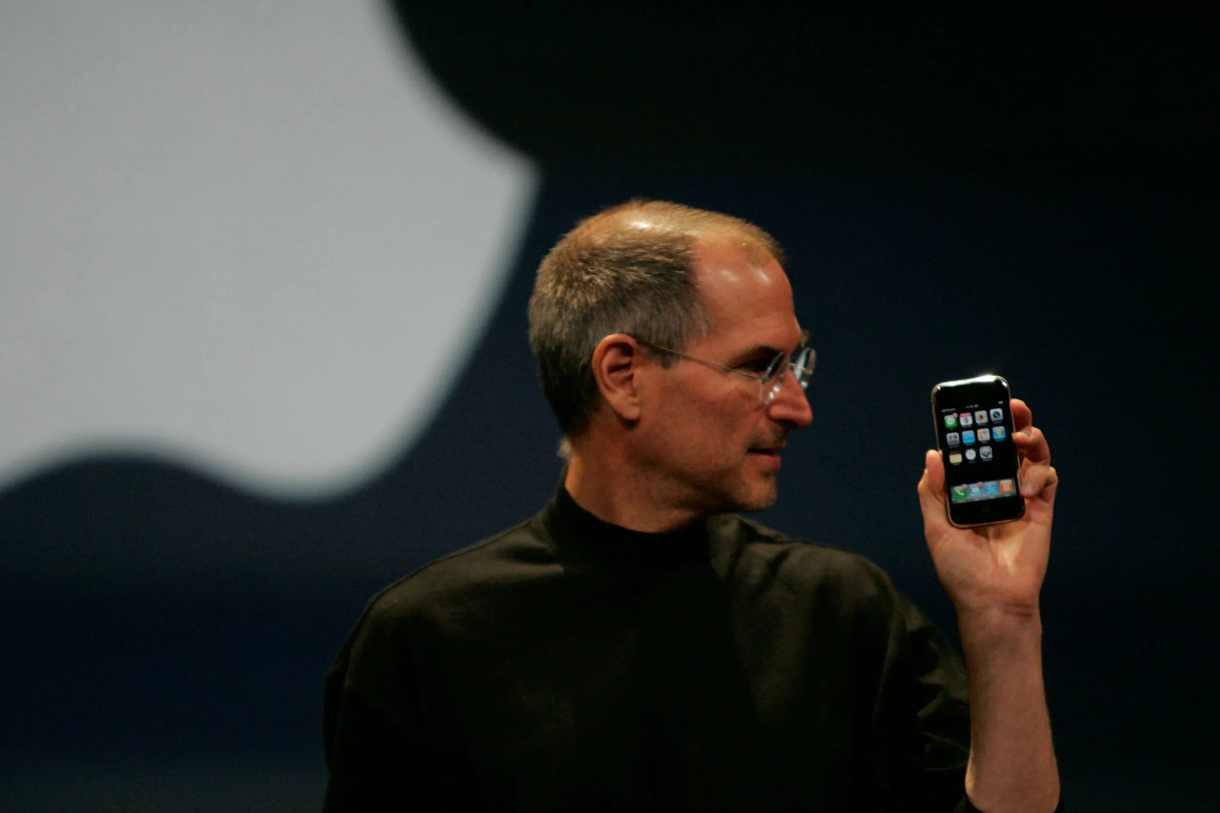 Первый iphone год выпуска. Стив Джобс iphone 1. Стив Джобс 2007. Стив Джобс с айфоном. Стив Джобс презентация первого айфона.