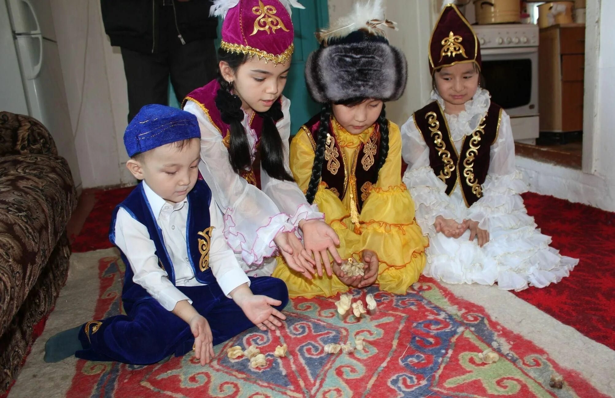 Праздник Наурыз в Казахстане для детей. Казахские игры для детей. Национальные игры казахов. Казахские игры национальные для детей.