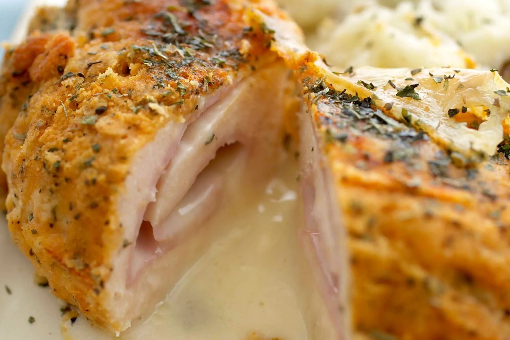 Курица фаршированная сыром рецепт. Chicken cordon bleu. Cordon bleu Chicken breast. Куриная грудка Цоцхали. Фаршированная куриная грудка.