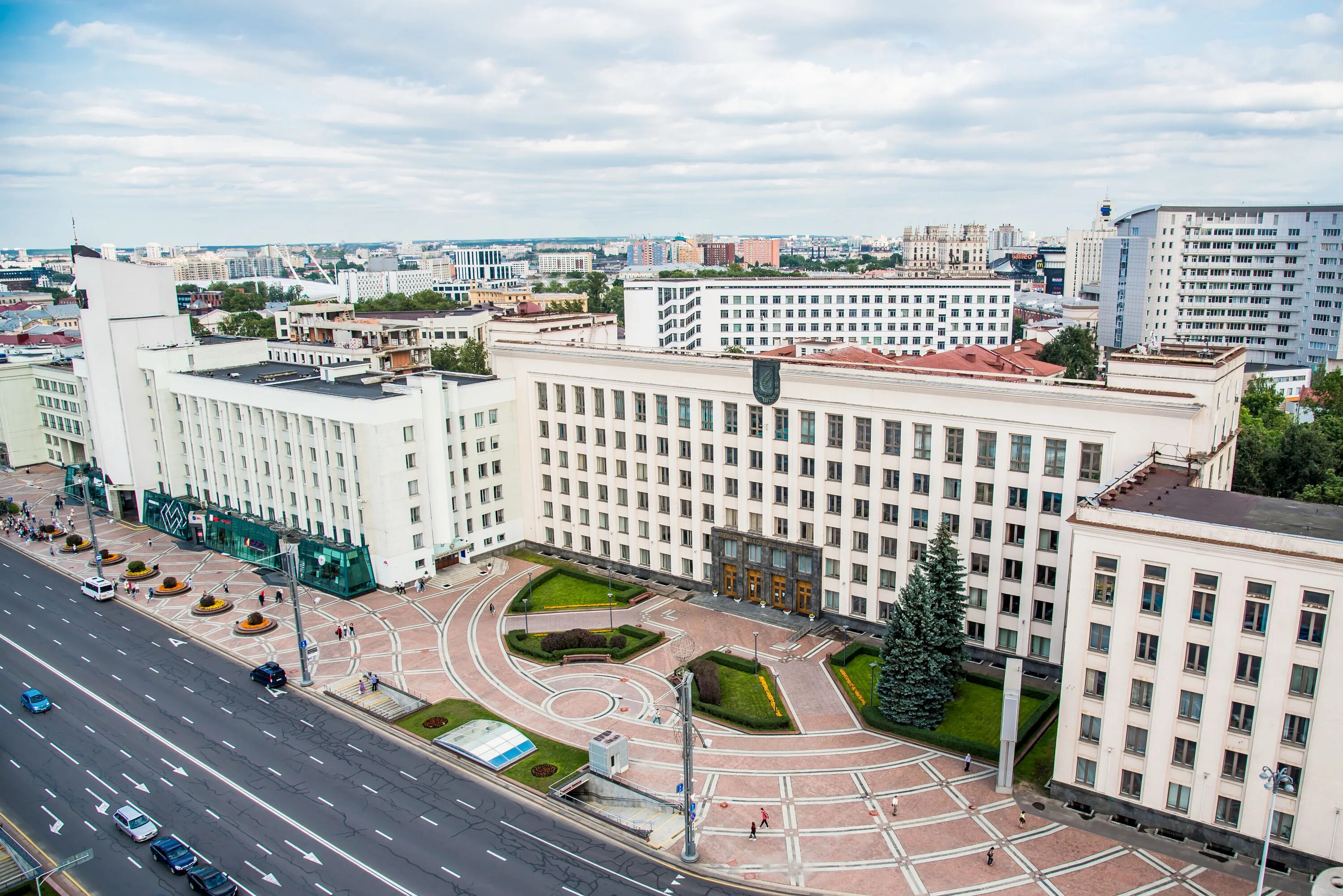 Минский торговый университет. Университет Беларуси БГУ. Белорусский государственный университет площадь независимости. Здание БГУ Минск. БГУ главный корпус.