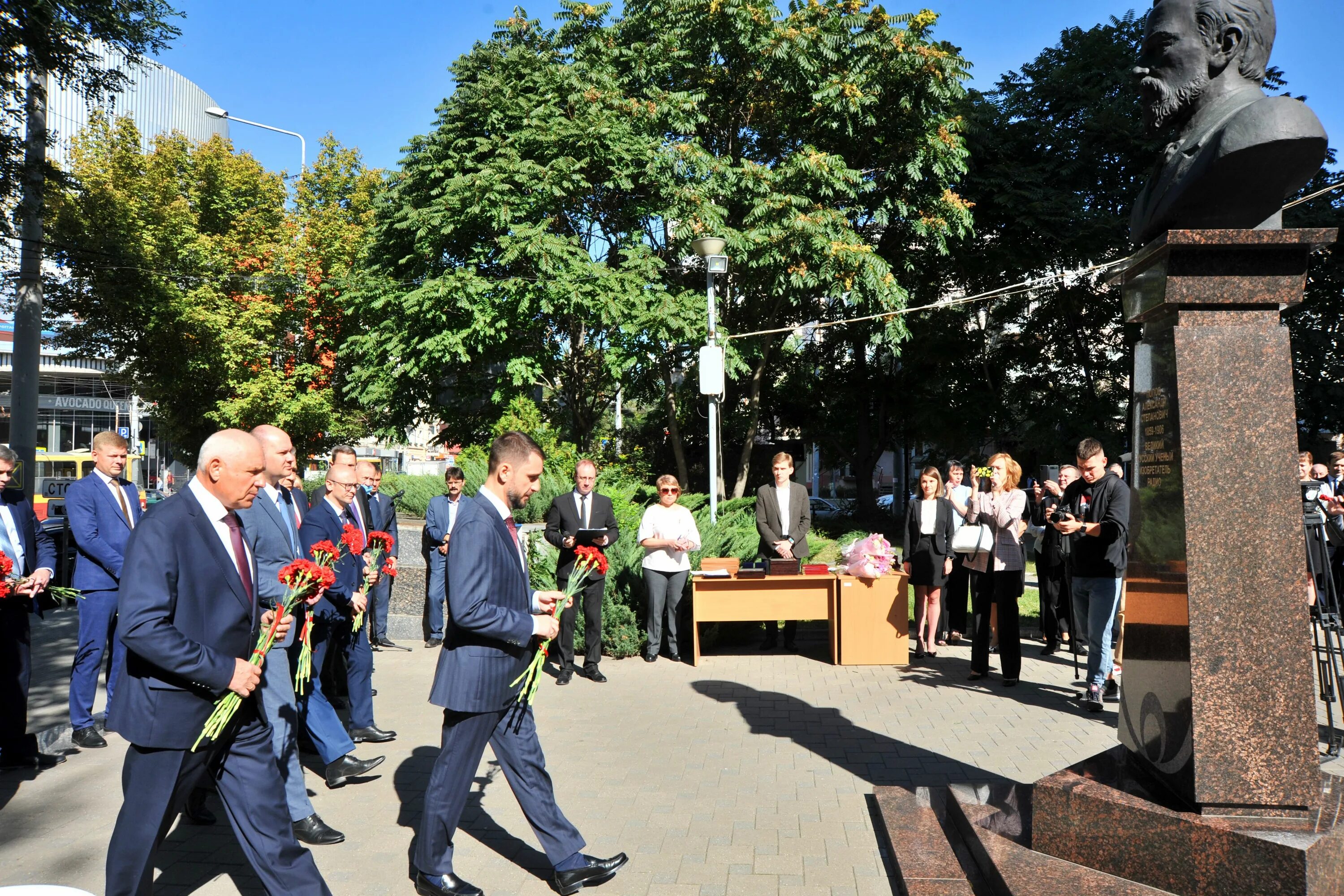 Памятник Александру Попову Ростов. Возлагает цветы Ростов на Дону. Памятник Попову в Ростове на Дону. Памятник «связистам Дона». Ростов на дону новости свежие события