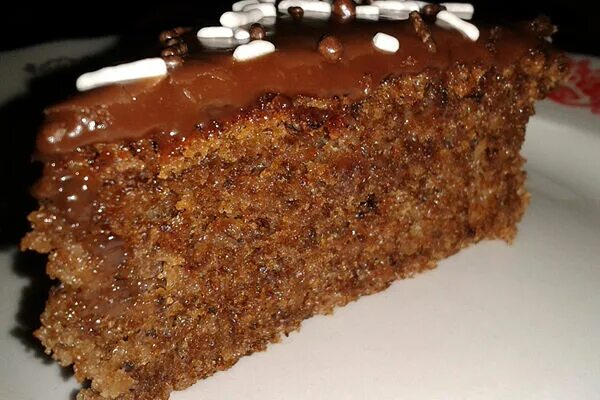 Шоколадный торт с вареной сгущенкой. Торт прага брауни. Торт из сгущенки и шоколада. Шоколадный бисквит брауни. Шоколадный торт на сковороде со сметанным кремом.