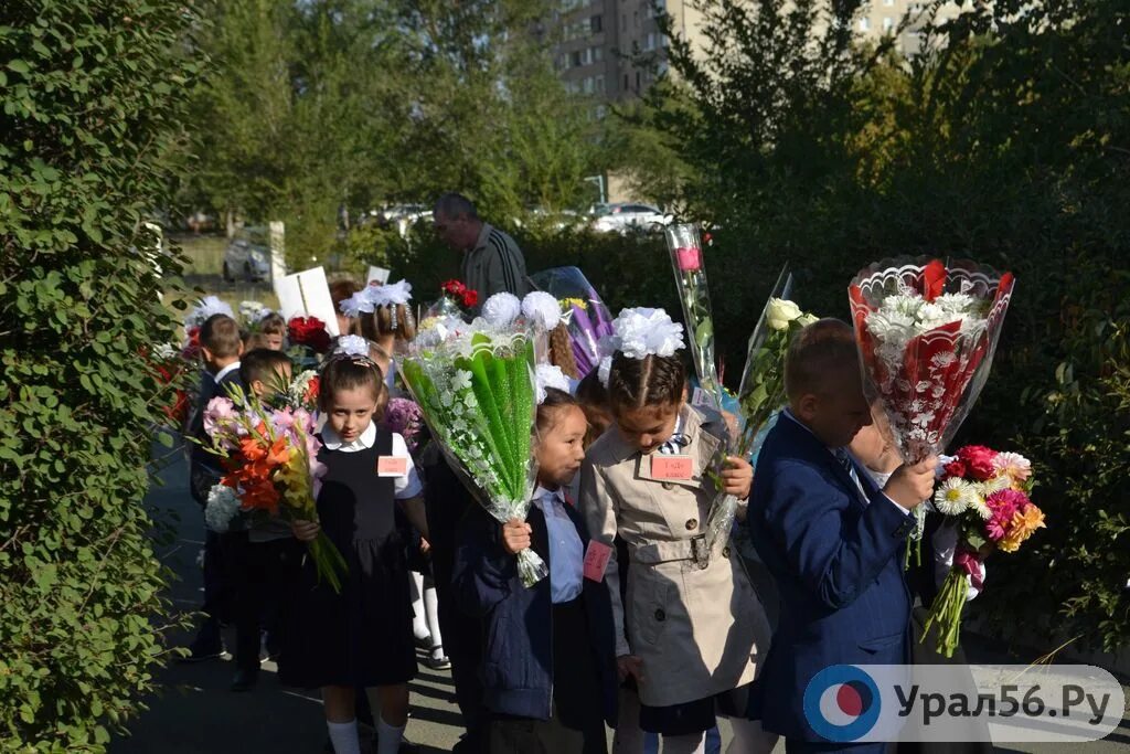 Первое сентября. Школьники 1 сентября. 1 сентября орск. Выпускники школы. Сегодня дети идут в школу в орске.