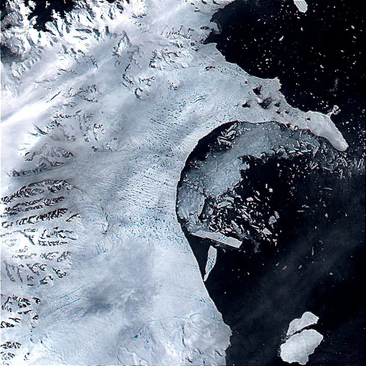 Земли за антарктическим кругом. Льдина откололась. Ice Satellite. Snow Melts.