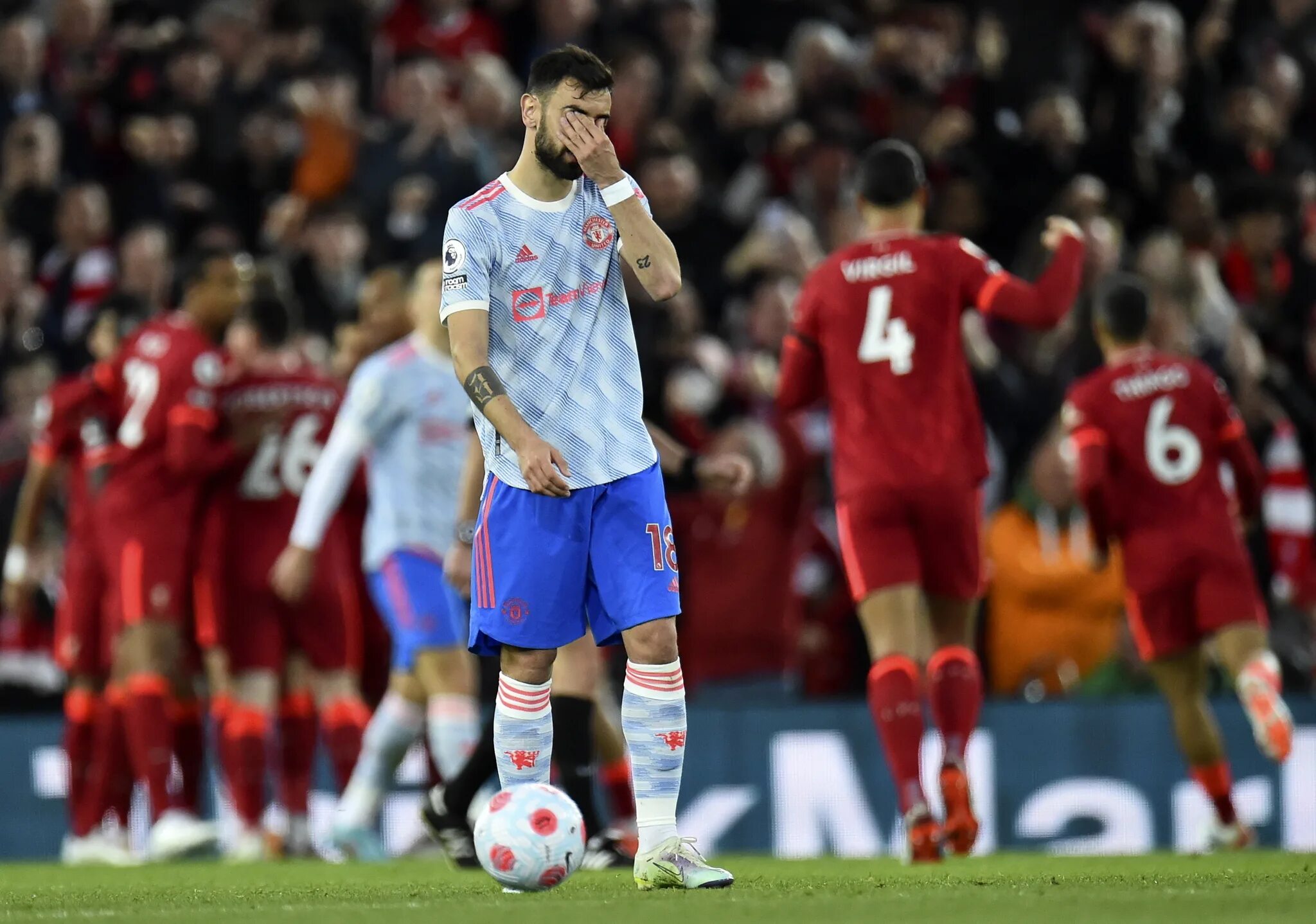 Man united vs liverpool. Ливерпуль Манчестер Юнайтед 4 0. Манчестер Юнайтед 2022 Бруну. Манчестер Юнайтед Ливерпуль. Ман Юнайтед Ливерпуль.