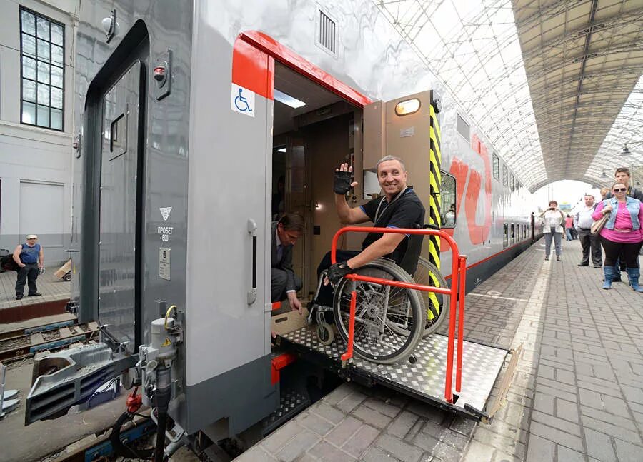 На станциях можно купить поезд. Спец вагоны РЖД для инвалидов. Вагон для инвалидов колясочников РЖД. Купе для маломобильных пассажиров РЖД. Вагон для людей с ограниченными возможностями.