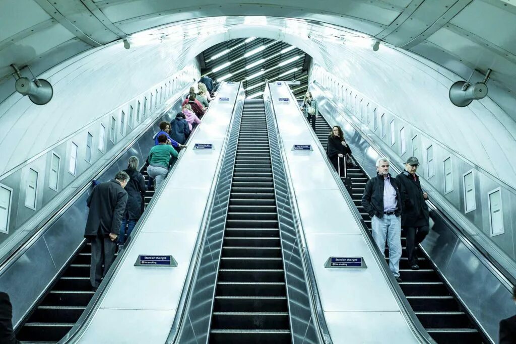 Эскалатор метрополитена поднимает стоящего. Будка в метро у эскалатора. Эскалатор под водой. Кабина оператора эскалаторов метрополитена. Обрыв эскалатора на Авиамоторной.