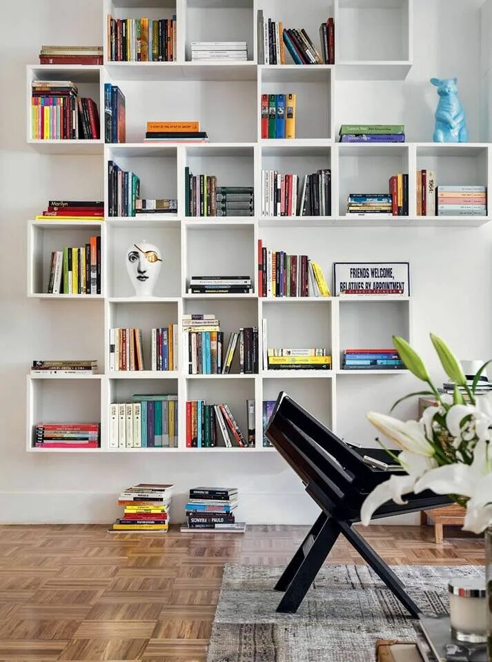Книжные полки. Красивые стеллажи. Полки. Cattelan italia витрина. Книжный стеллаж узкий.