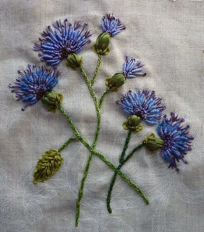 Василек рококо. Василек гладью. Василек гладь. Вышивка василька. Вышитые васильки гладью.
