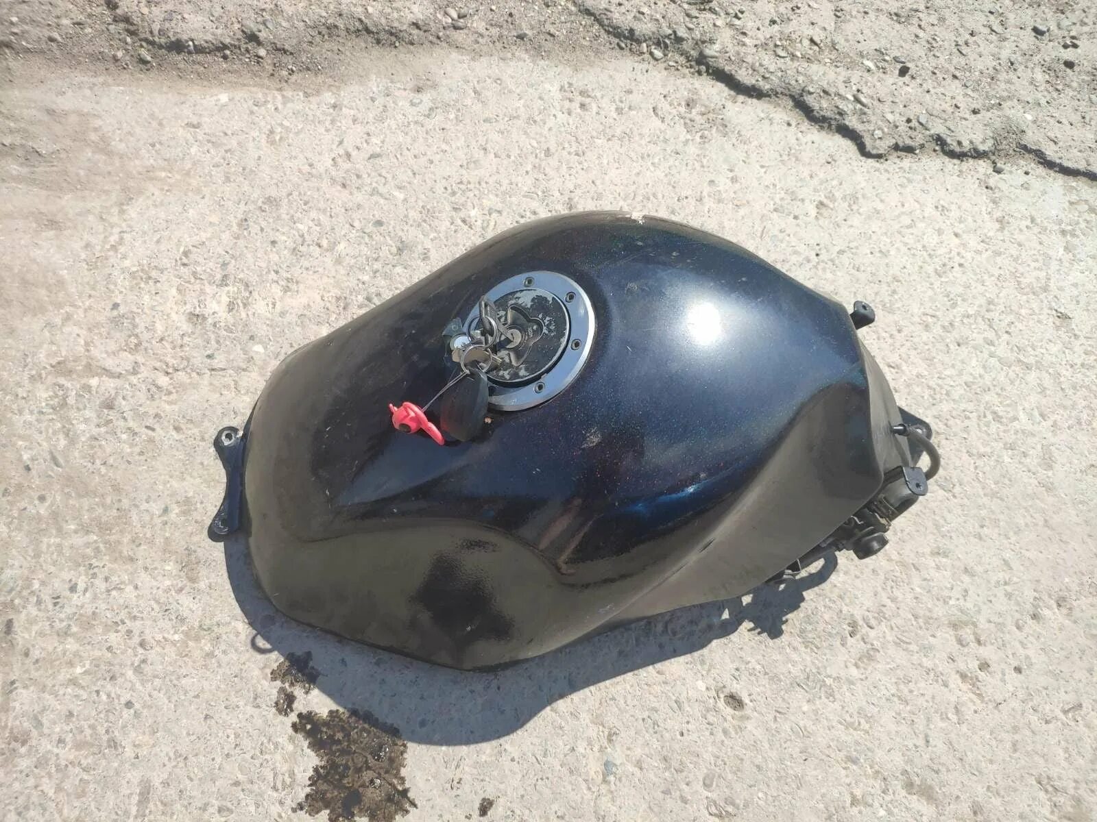 Kawasaki бензобаки. Бензобак кавасаки ззр 600. Kawasaki бензобаки. Бак ззр 250. Бачок расширительный кавасаки zx9r.