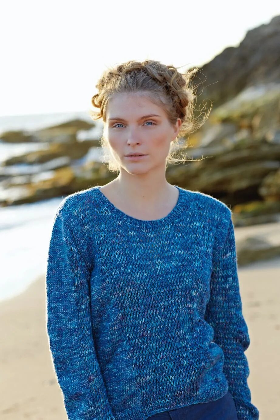 Ажурный кардиган вог книттинг. She knits. Книттинг. Пряжа rowan truesilk. Девушка с вязанием.