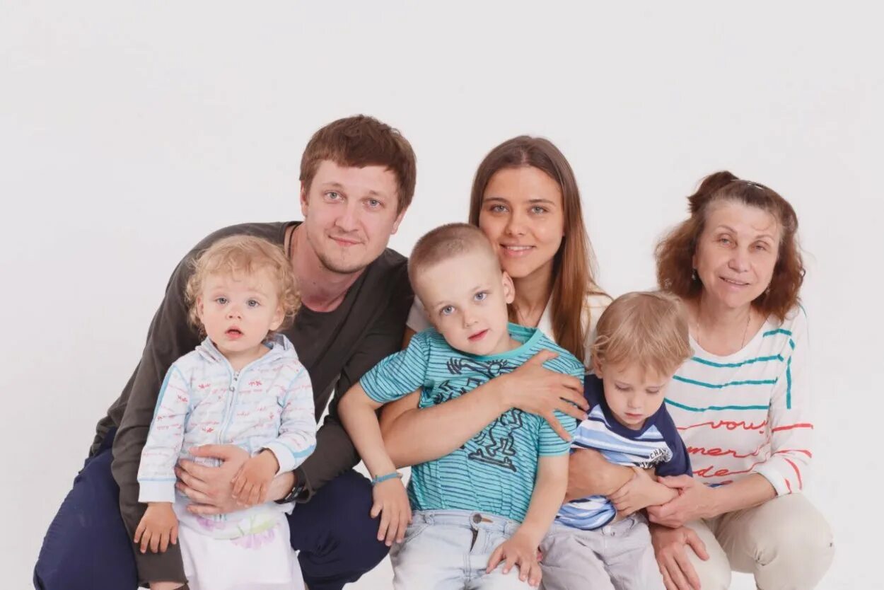 Девочка чьи родители. Модель виолетта антонова мама. Девочка чьи родители. Анастасия макарова с мужем. Мать с ребенком.