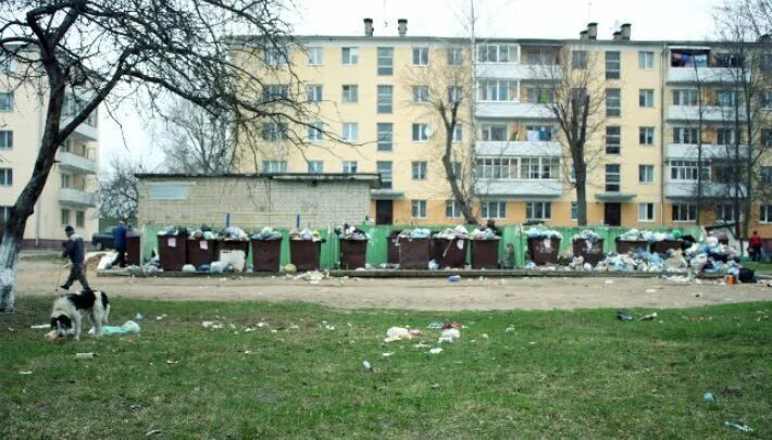 Деревенский домик. Очаково цыганский двор. Незаконные парковочные ограждения. Ограждения для парковки во дворе. Узбекистан помойки дворики.