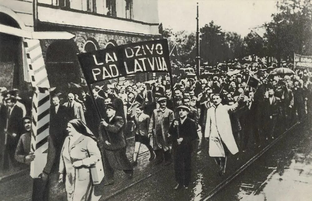 Присоединение Латвии к СССР 1940. Оккупация Прибалтики СССР. Оккупация СССР Прибалтики в 1940. Эстония 1940 год.