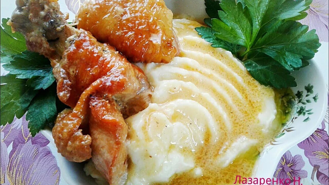 Куриное филе в соусе в мультиварке. Пюре с курицей. картофельное пюре с тушеной курицей. пюре с куриными крылышками. куриное филе с картофельным пюре.