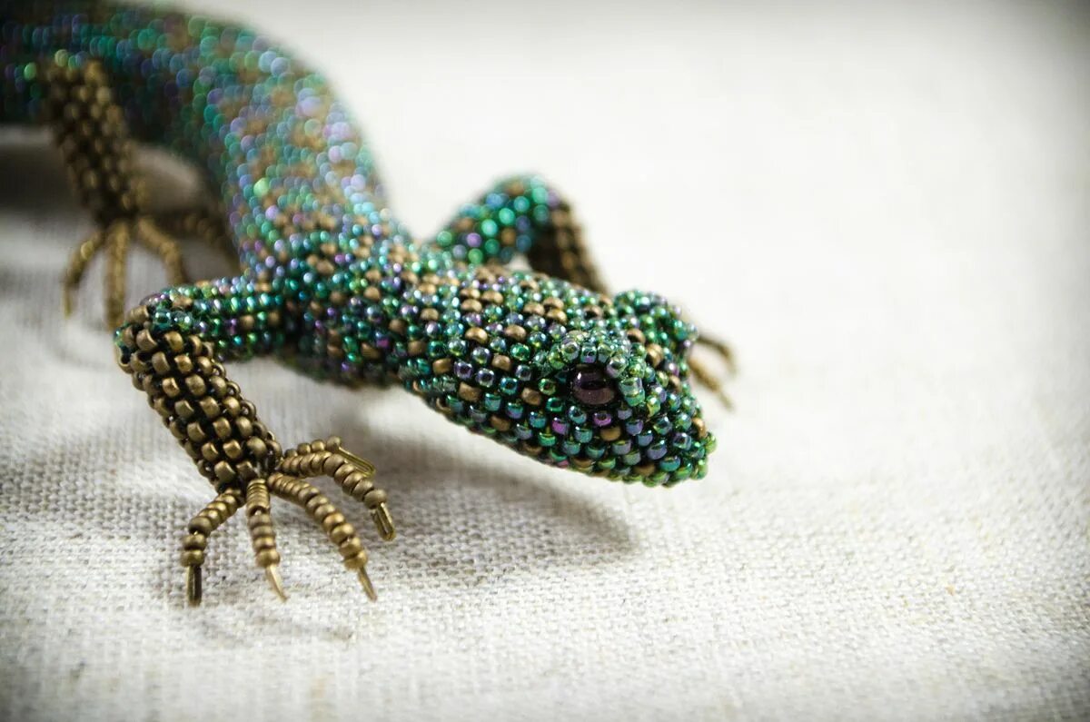 Ящерица из бисера. Объемные фигурки из бисера. Ящерка (фигурки из бисера). Бисероплетение объемная ящерица. Как сплести ящерицу из бисера.