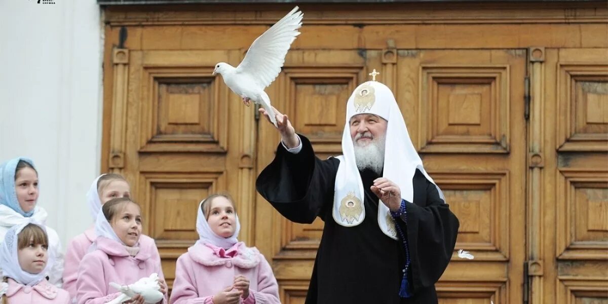 Какой сегодня праздник благовещение. Празднование Благовещения Пресвятой Богородицы. Выпускание птиц на Благовещение. Храм в праздник Благовещенье.