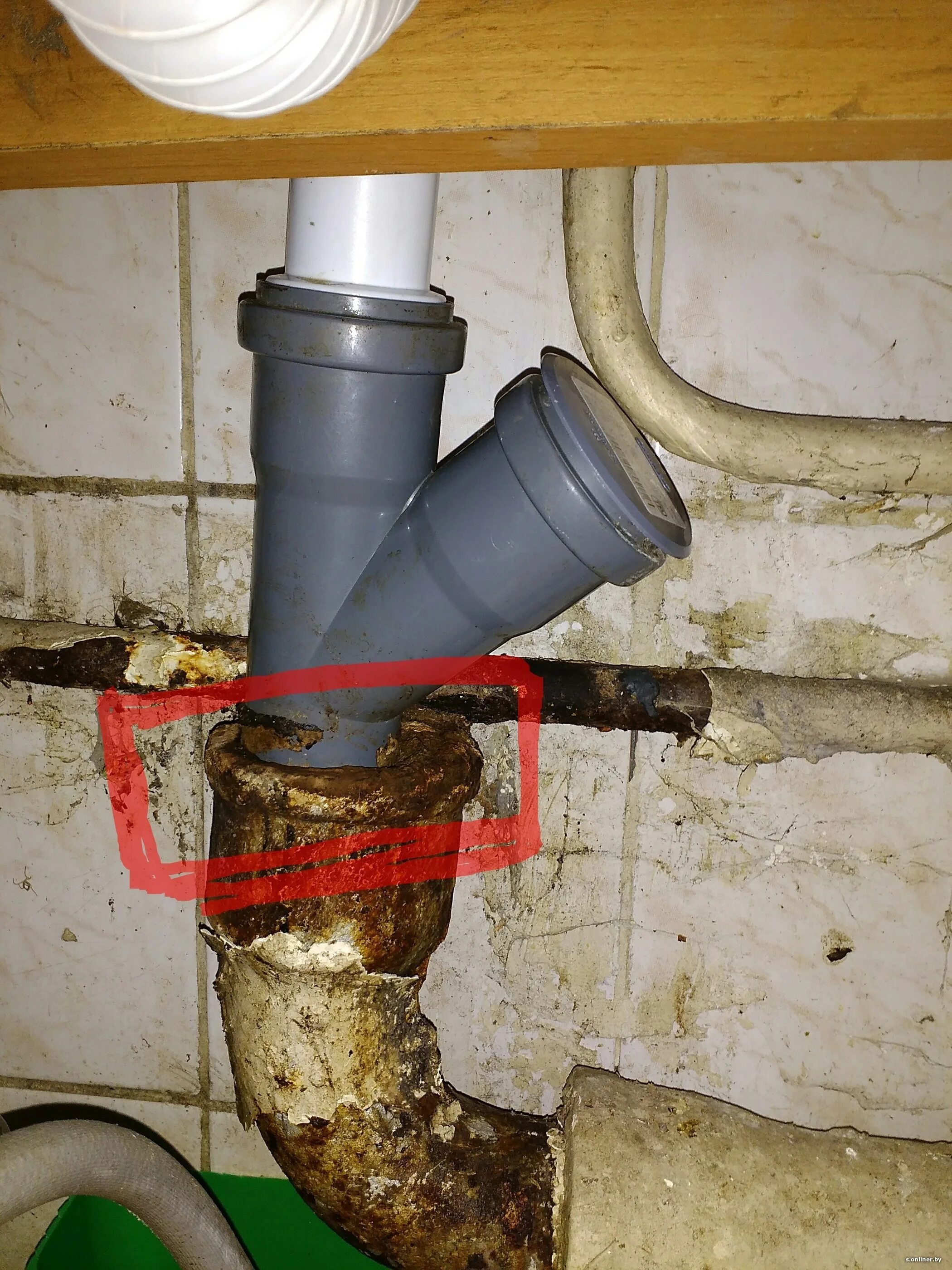 Соединитель железной трубы с пластиковой канализационной трубы. Слив воды с системе водоснабжения. Водопровод со сливом на зиму. Стык труб канализации металла и пластика. Канализационная труба под ванну.