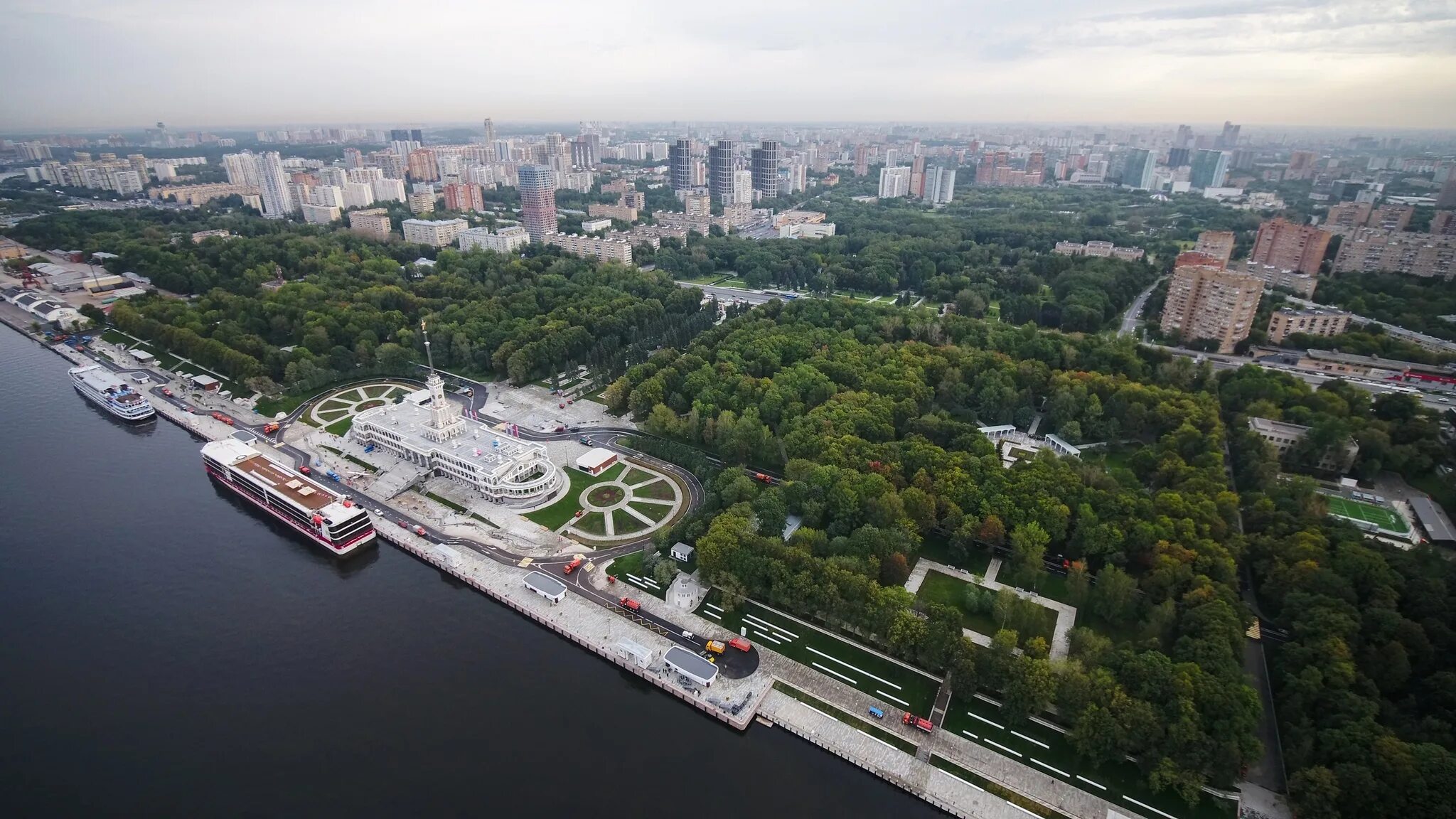 Парк северный район москвы. Парк Северного речного вокзала. Северный Речной вокзал Москва. Парк Речной вокзал Москва. Северный порт Речной вокзал.