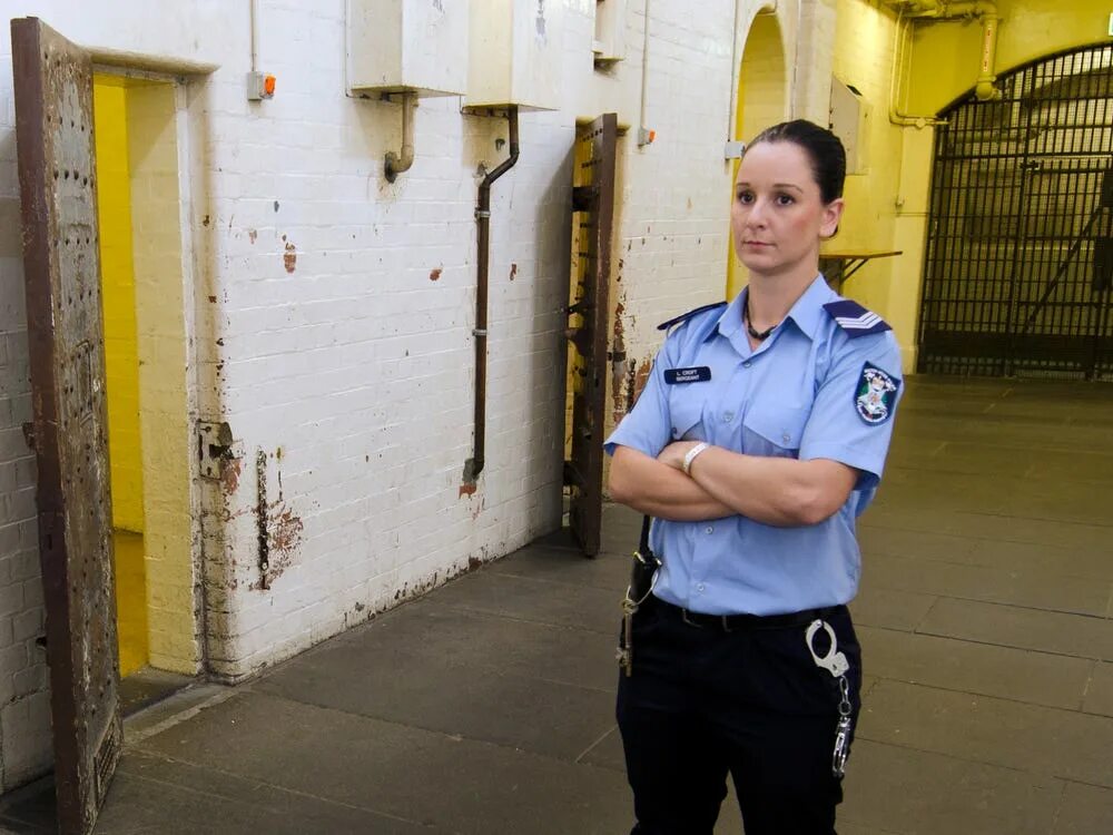 Работа надзирателем. Надзирательница в колонии. Работа надзирателем. Работа надзирателем. Зелёная миля пол эджкомб в полный рост.