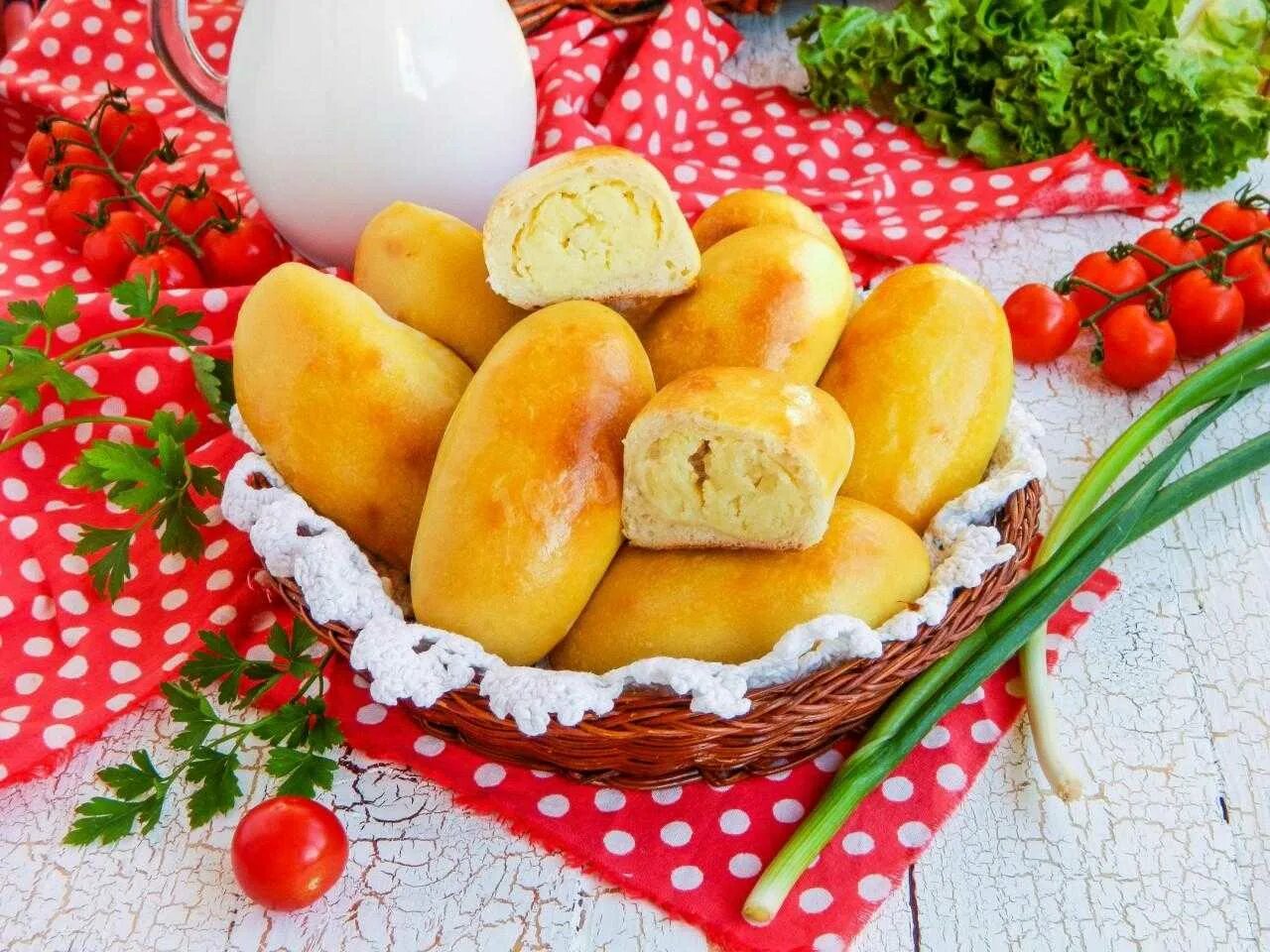 Печеный пирог с картошкой. Пирожки с картошкой в духовке. печеные пирожки с картошкой. пирожки с картошкой в духовке на дрожжевом тесте. пирожок печеный с картофелем.