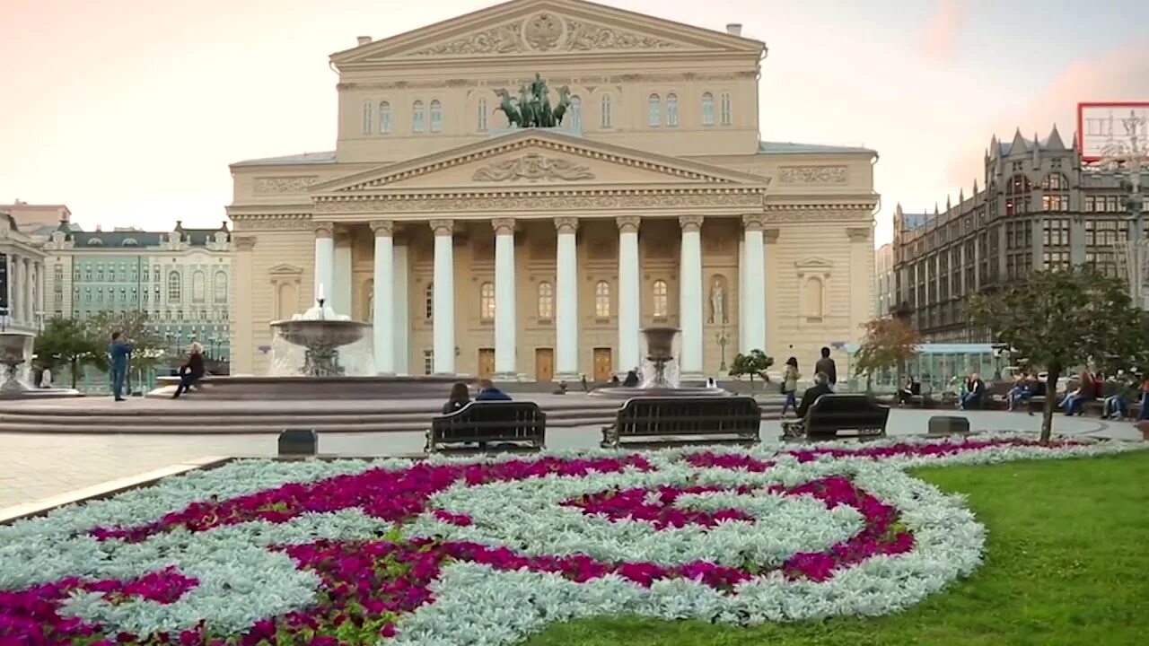 Большой театр тюльпаны Уланова. Уланова в большом театре. Театр возле большого театра