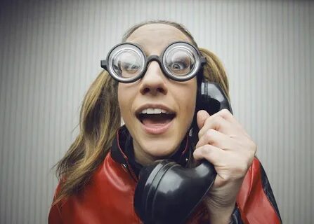 Девушка рассказывает прикол