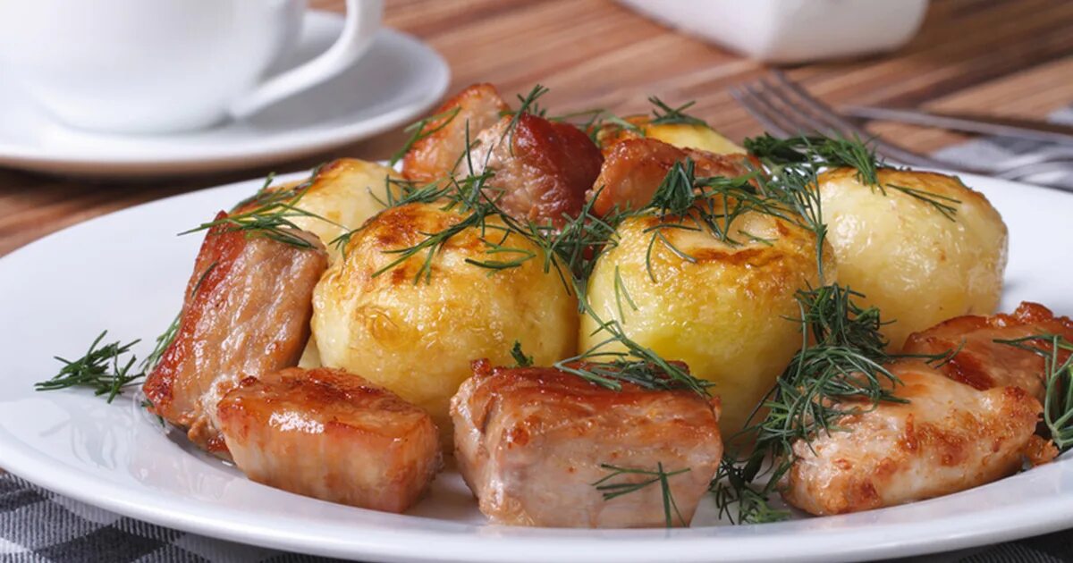 Молодая картошка с мясом. Картофель блюда. картошка с мясом. ужин картошка с мясом.