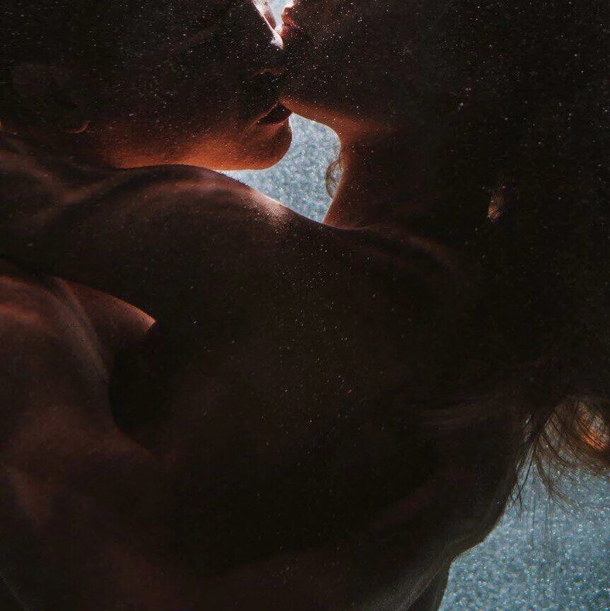 Двое влюбленных силуэт. Объятия влюбленных ночь. Обнимаются в темноте. Поцелуй в темноте. Танго в темноте.