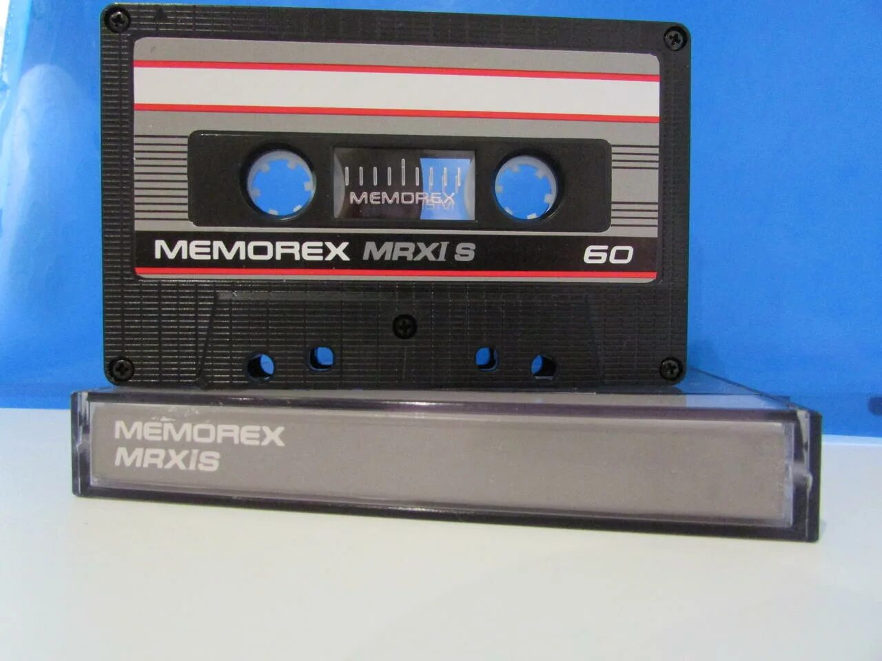 Батину кассету. Компакт кассеты Ronees. Compact Cassette Sanyo. Компакт кассета traid.