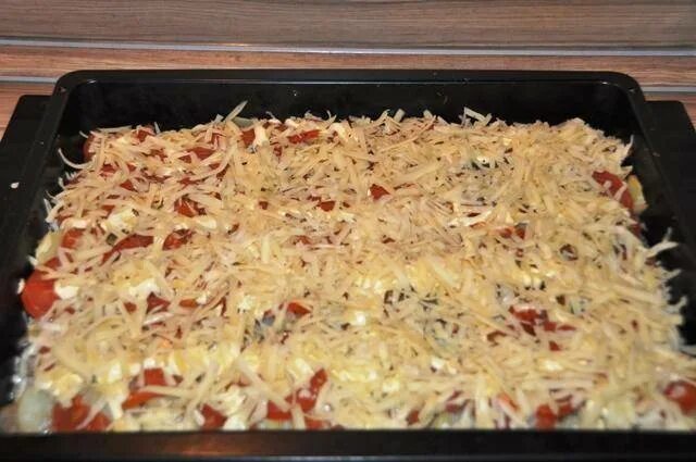 Картофель с фаршем и сыром в духовке и с помидорами. Запеканка с курицей и картошкой в духовке. Картофель под сыром в духовке. Запеканка картофельная с фаршем в духовке с сыром. Блюда в духовке.