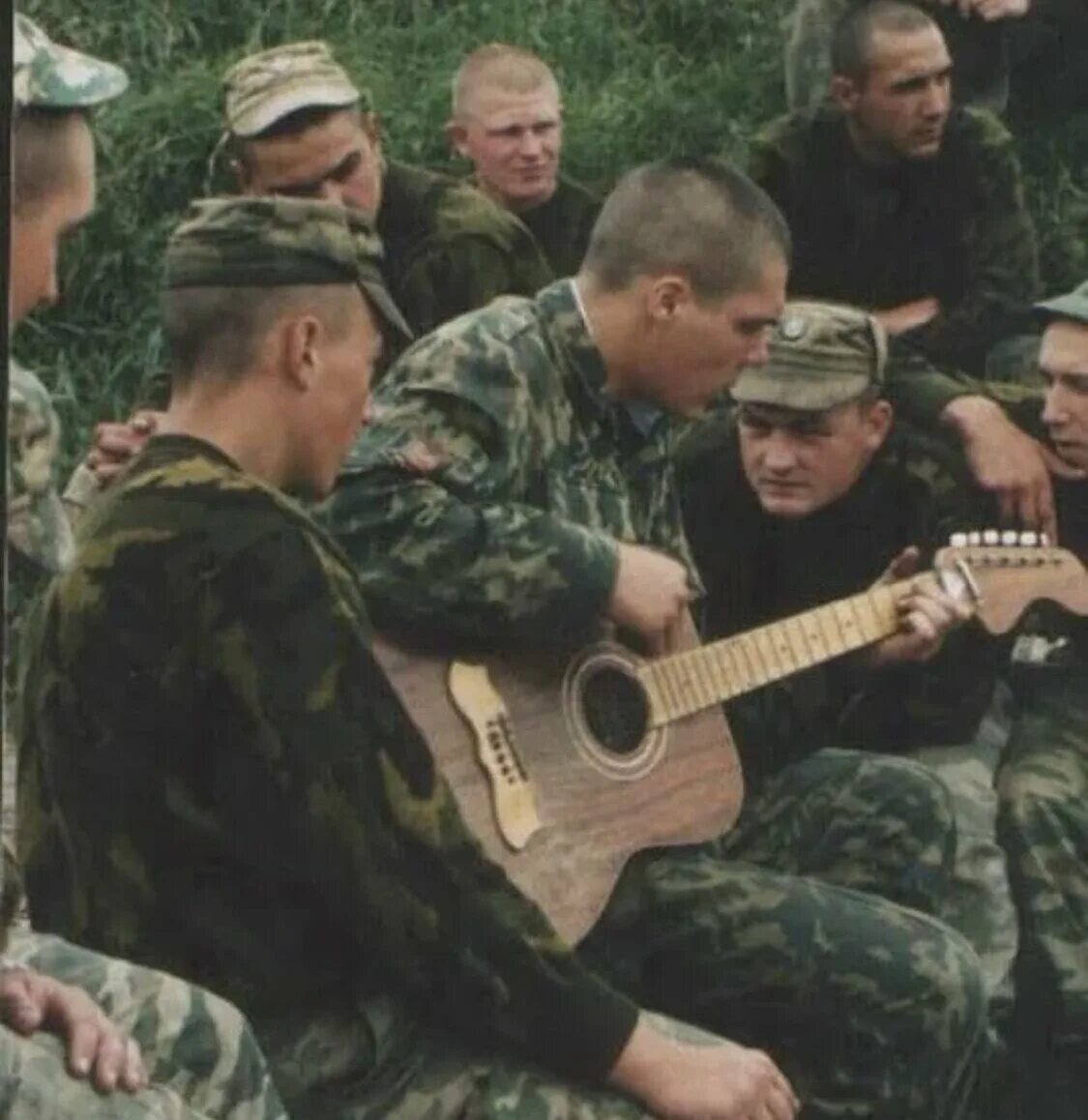 Армия песни про украину. Солдат с гитарой. Солдаты поют. Срочники в Чечне.