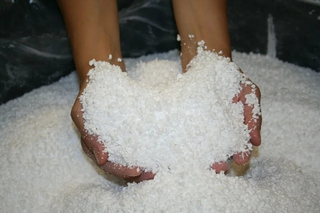 Рельефные обои на потолок. Как убрать пенопласт с волос. Пенопласт на монтажную пену. Пенопласт утеплитель для стен. Промыть потолочную плитку из пенопласта.