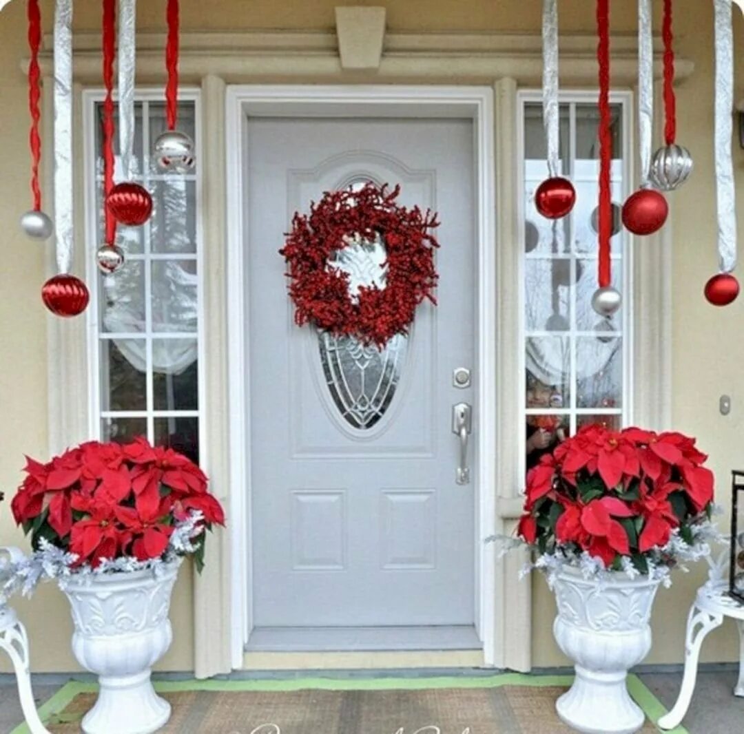 Украшение входной группы. Новогоднее украшение на дверь. Рождественское украшение крыльца. Новогоднее украшение входной двери.
