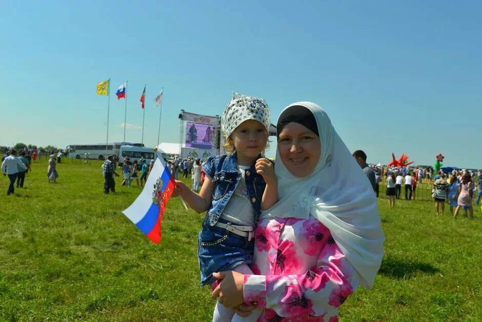 Самое большое татарское. Сабантуй село средняя Елюзань. Сабантуй в селе Энгуразово. Энгуразово мечеть. Средняя Елюзань свадьбы.