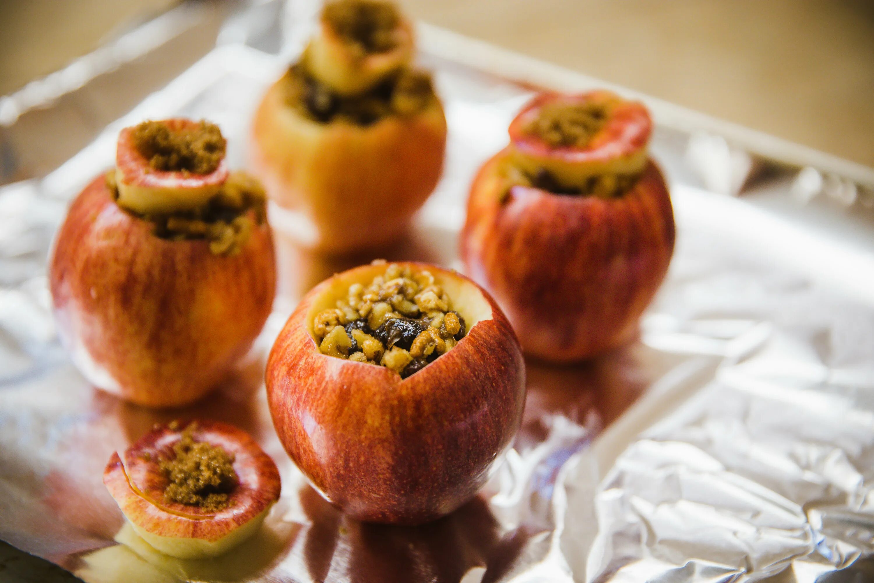 запеченное зеленое яблоко в духовке. яблоки при гв. печеные яблоки при гв. запеченные яблоки под соусом. запеченные яблоки с корицей домашнее.