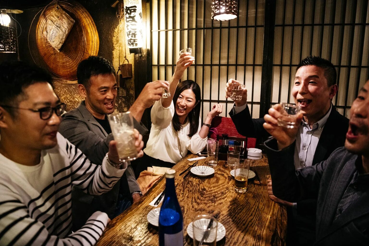 Drink japanese wife. Японцы в баре. Японцы в кафе беседа. Тосты в ресторане. Японский ресторан и работники.