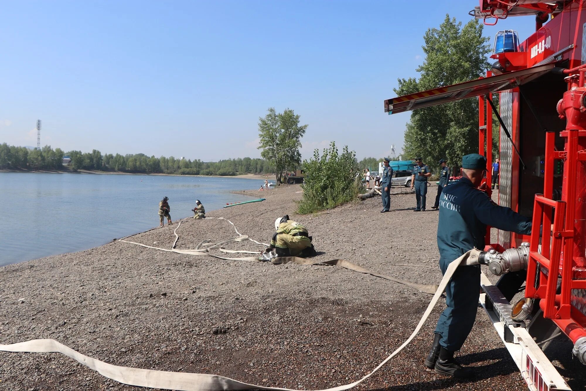 Забор воды видео. Забор воды. Забор воды из пожарного водоема. Пирс для забора воды для пожаротушения. Забор воды с пруда.