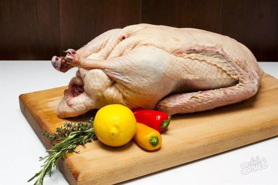 сырая утка. гусиное мясо. сырая утка. гусь фермерский мулард. тушка гуся.