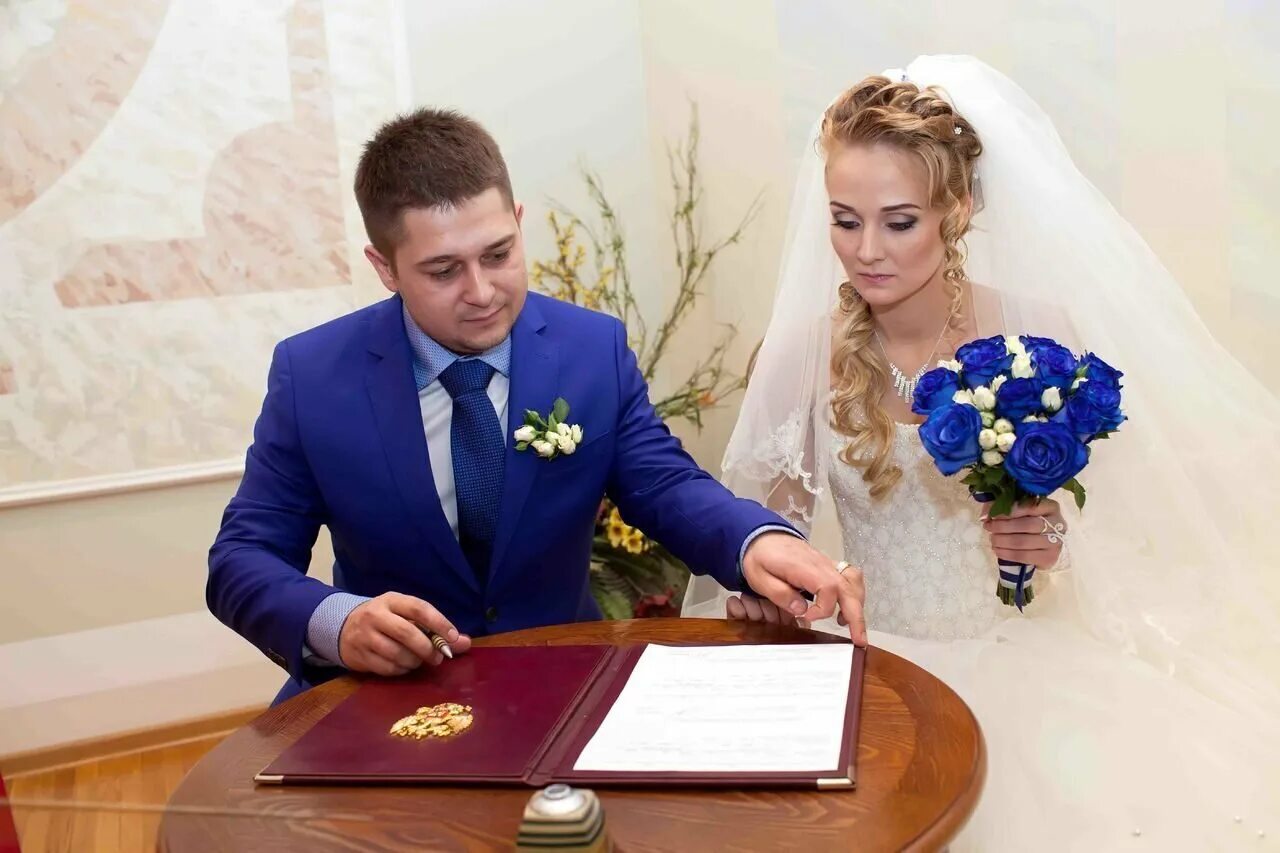 Заявление в загс на регистрацию брака. Форма заявления в загс о регистрации брака. Свадебная фотосессия в загсе. Платье для росписи в загсе. В какой день можно расписаться в загсе.