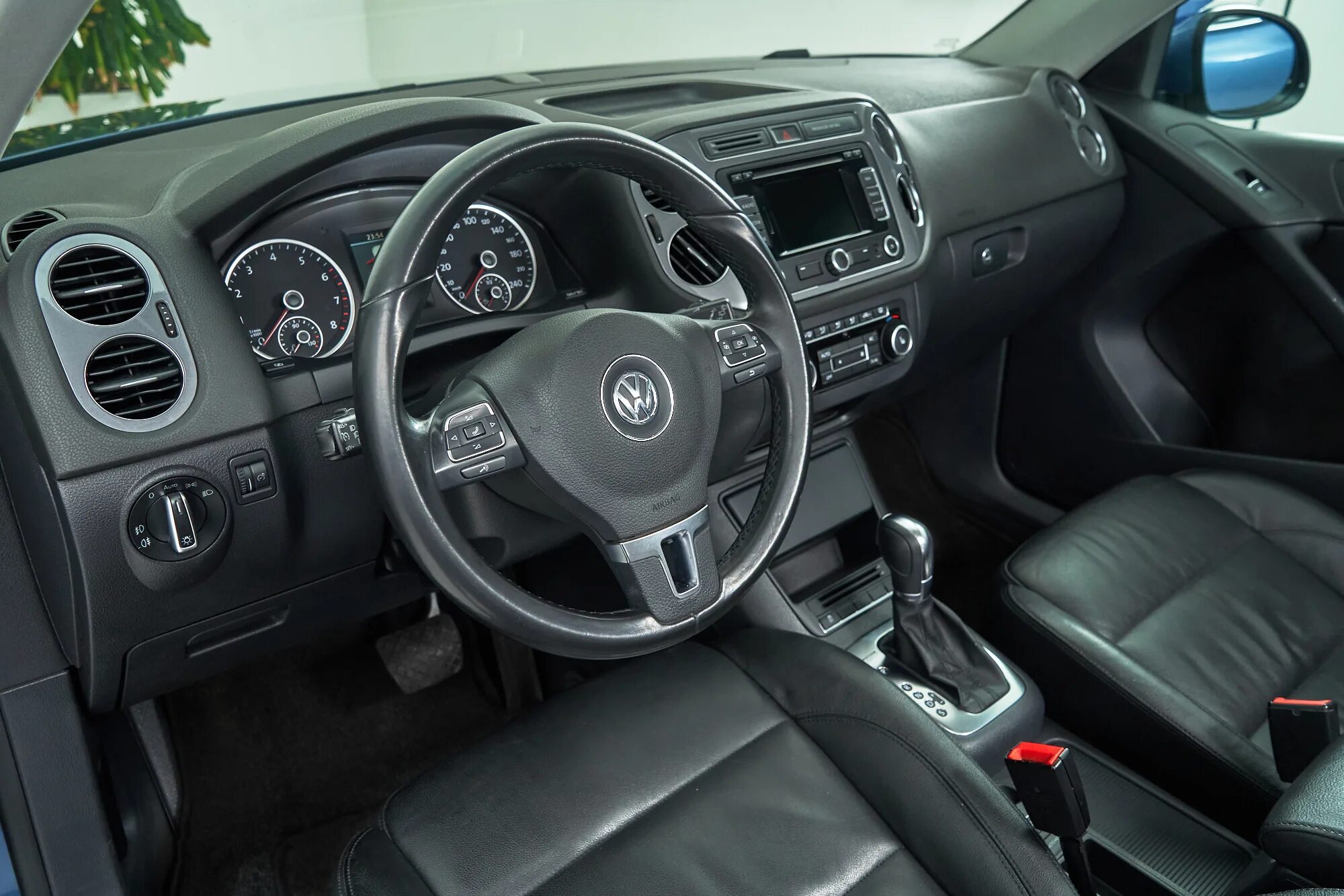 Купить фольксваген тигуан 2012 год. Volkswagen Tiguan комплектация Avenue. Volkswagen Tiguan 2012 салон. Тигуан 2012 салон. Фольксваген Тигуан 2012 салон.