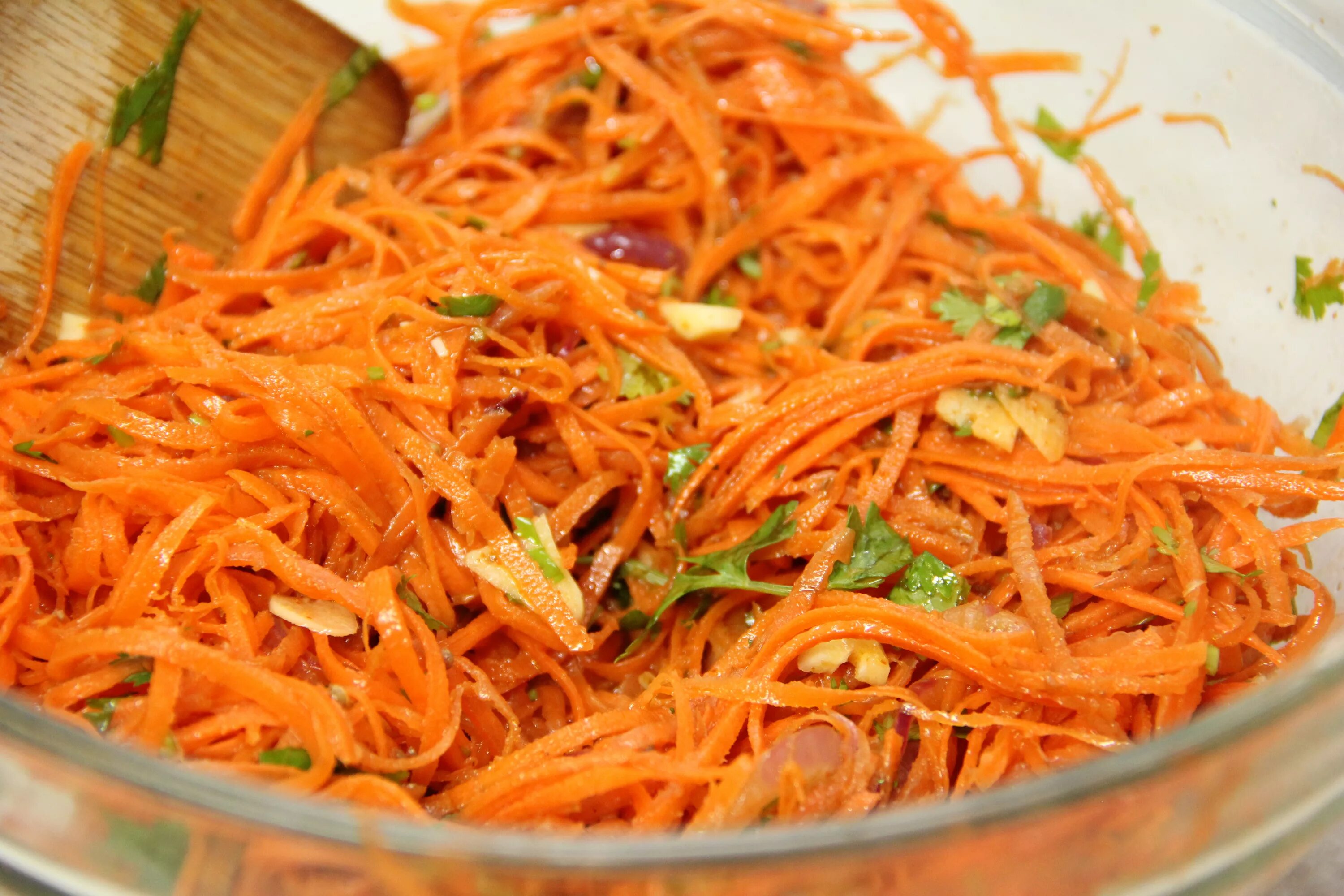 Как вкусно приготовить морковь. Салат из корейской моркови. Корейский морковный салат. Салат с корейской морковкой. Салат из моркови по корейский.