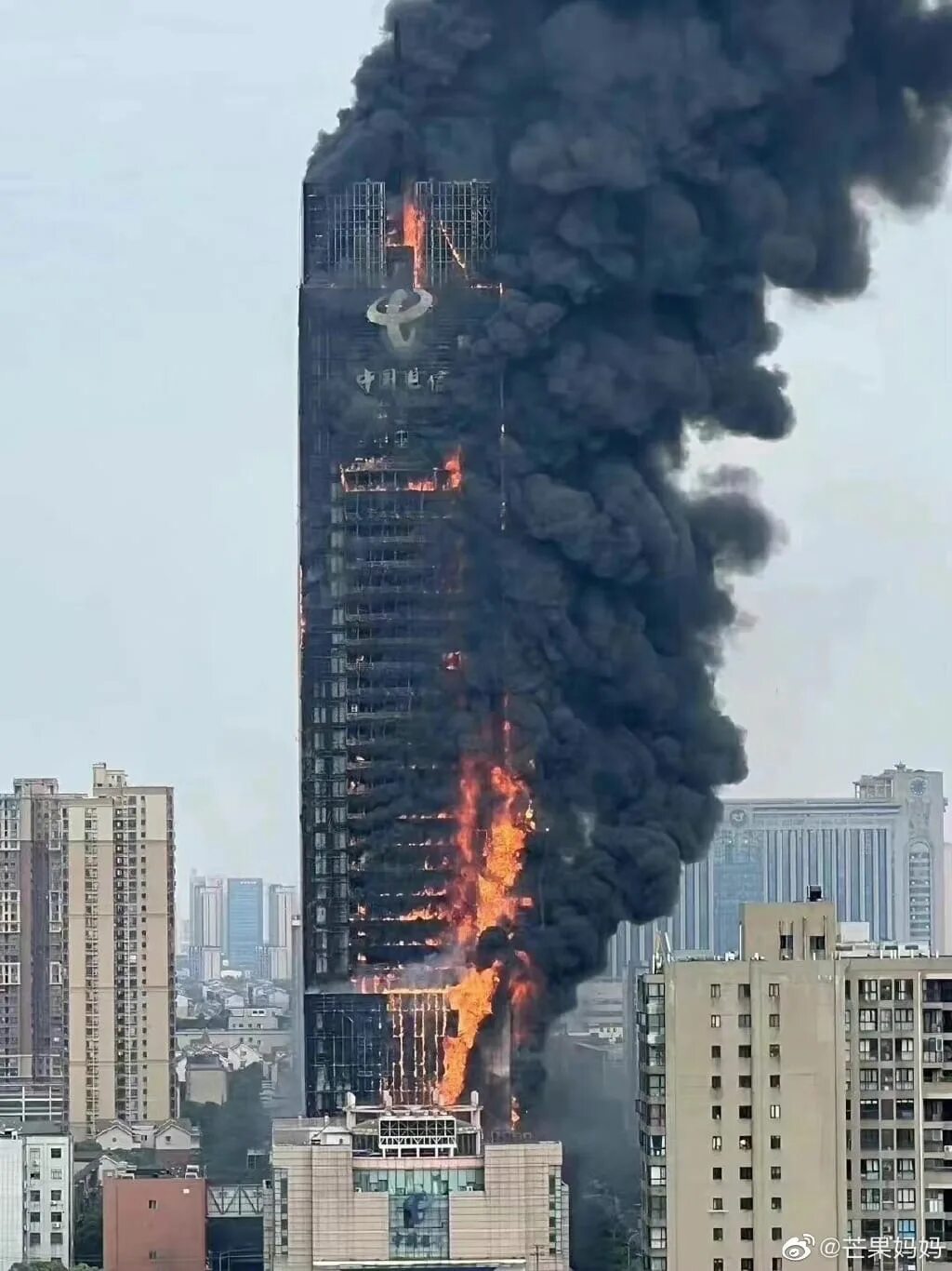Горит небоскреб. Пожар в небоскребе. Сгорел небоскреб. Горящие небоскребы. Многоэтажка в Китае.