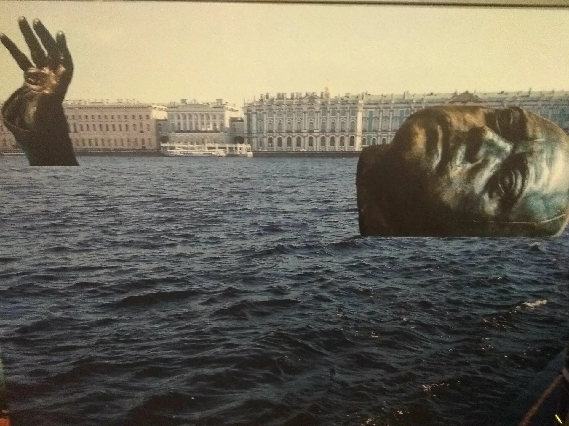 Памятники на Неве в Санкт-Петербурге. Памятник первому Петру в Санкт-Петербурге на Неве. Памятник на Неве в Питере. Памятник Петру 1 на воде в Санкт-Петербурге. Страх над невой чем кончился