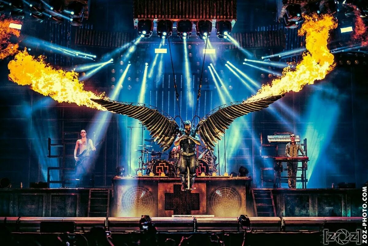 Engel Rammstein концерт. Тилль Линдеманн с огненными крыльями. Группа Rammstein концерты. Rammstein Concert. Концерт группы рамштайн