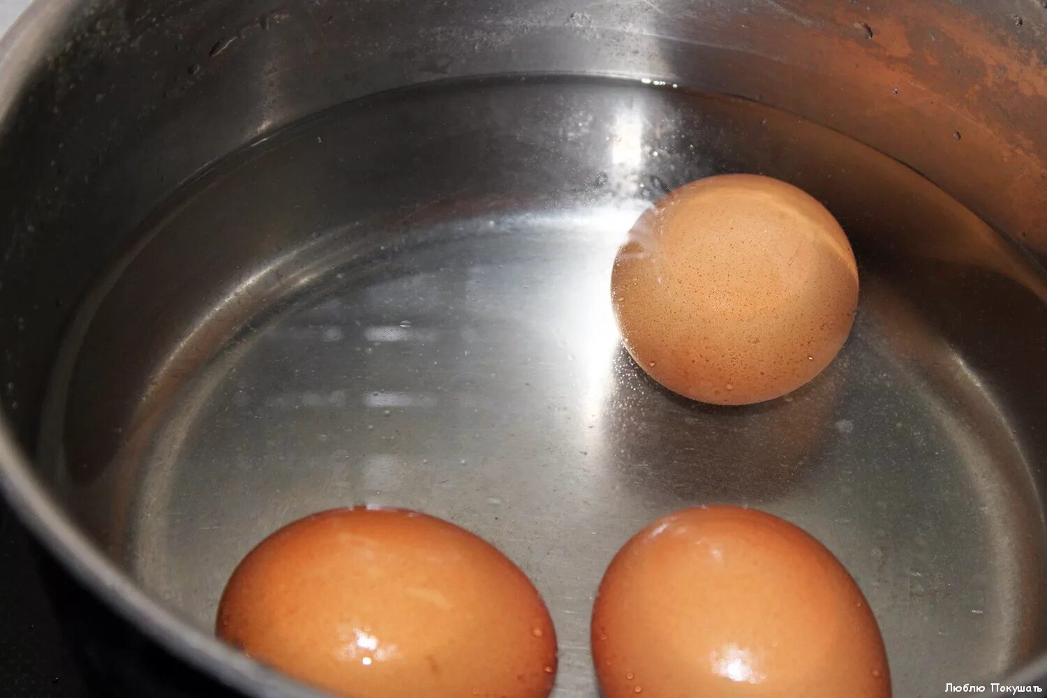 Сколько нужно варить яйца до готовности. Варка яиц. Отварить яйца. Варить яйца. Яйца 3 шт.