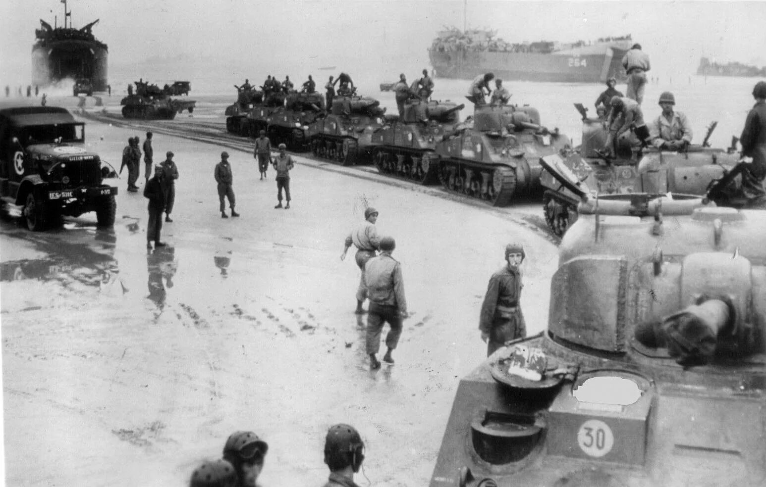 Высадка 1944 года. Высадка в Нормандии 1944. Оверлорд операция 1944. Тигр в Нормандии 1944. Операция по высадке в Нормандии.