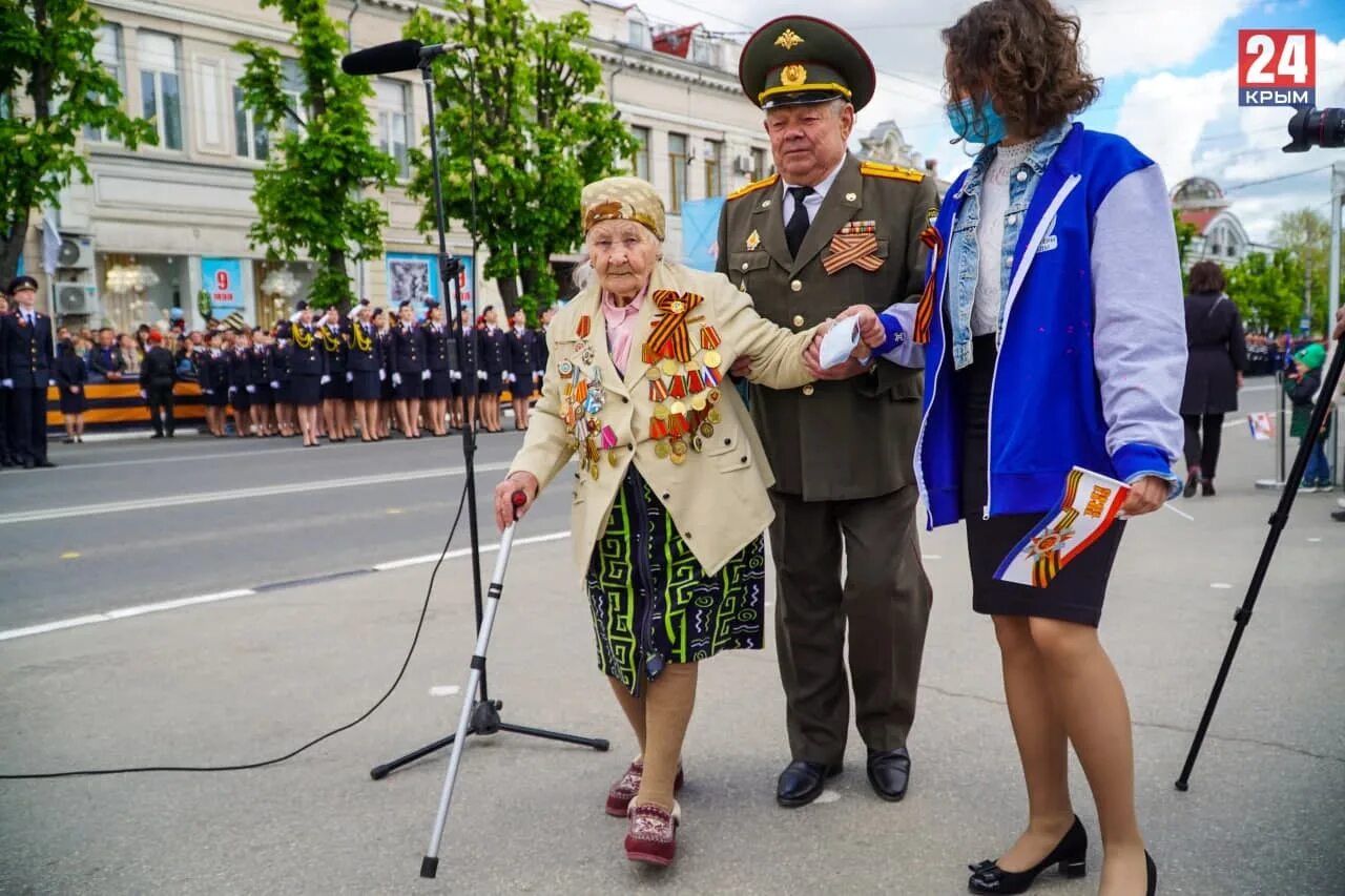 Идти на встречу с ветераном. Парад в Симферополе 2021 9 мая. Парад 9 мая Симферополь. Ветераны на параде 2021. Ура на параде.