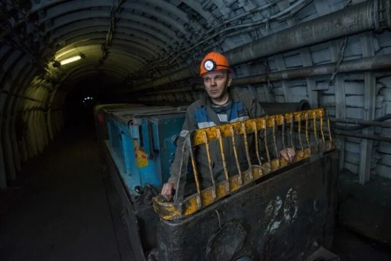 Машинист электровоза в шахте. Машинист электровоза шахт норильск. Машинист электровоза в шахте. Машинист шахты. Машинист электровоза шахтного подземного.